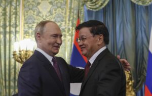 El presidente ruso, Vladimir Putin (izq.), da la bienvenida a su homólogo laosiano, Thongloun Sisoulith (der.), durante una reunión en el Kremlin en Moscú, Rusia, el 31 de julio de 2025. Thongloun Sisoulith se encuentra en su visita oficial de dos días a Rusia.(Rusia, Moscú) EFE/EPA/EVGENIA NOVOZHENINA / POOL