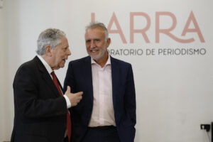 El ministro de Política Territorial y Memoria Democrática, Ángel Víctor Torres (d), conversa con el periodista Miguel Ángel Aguilar durante la inauguración de la exposición ‘¡Qué Cambio16! Las páginas de Cambio16 que hicieron historia’, en el marco de actividades de 'España en Libertad. 50 años', este martes en la Fundación Diario Madrid. EFE/ Mariscal