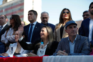 La exsenadora de oposición Kattya González saluda durante el lanzamiento de su precandidatura a la Municipalidad de Asunción este lunes, en Asunción (Paraguay). EFE/ Juan Pablo Pino