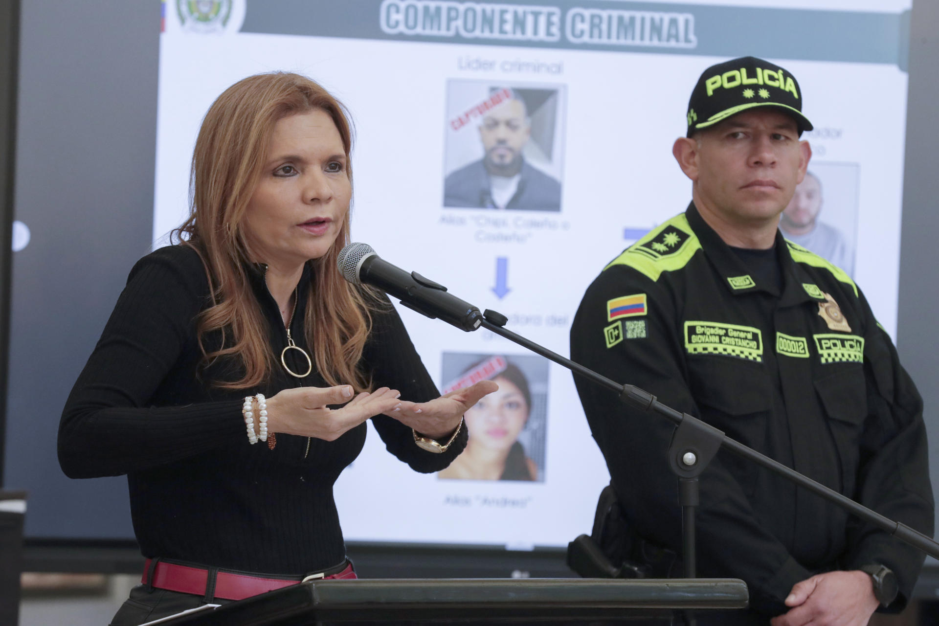 La delegada para la seguridad territorial de la Fiscalía, Deicy Jaramillo (i) habla este sábado durante una rueda de prensa en Bogotá (Colombia). EFE/ Carlos Ortega