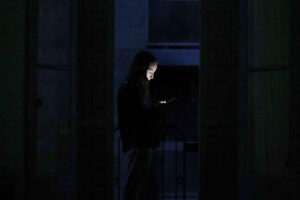 Un joven consulta su teléfono móvil, en una imagen de archivo. EFE/Alberto Estévez
