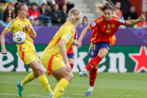 La centrocampista española Alexia Putellas (d) tira a portería durante el partido de la segunda jornada de la fase de grupos de la Eurocopa 2025 entre la selección de España y la selección de Bélgica, este lunes en el Stockhorn Arena en Thun, Suiza. EFE/ Ana Escobar
