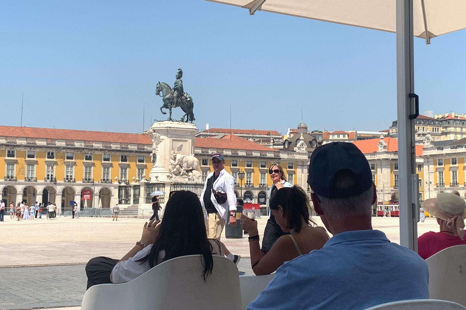 La Praça do Comércio, una de las principales atracciones turísticas de Lisboa, este viernes durante uno de los días más rigurosos de la última ola de calor en Portugal, que a finales de junio y comienzos de julio dejó más de 40 grados centígrados y avisos rojos por temperaturas extremas en la mitad del país. EFE/ Carlos Caselles
