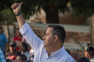 Fotografía tomada el pasado 19 de julio del alcalde encargado de Maracaibo, Adrián Romero, durante un acto proselitista, en la capital del estado Zulia (Venezuela). EFE/Henry Chirinos