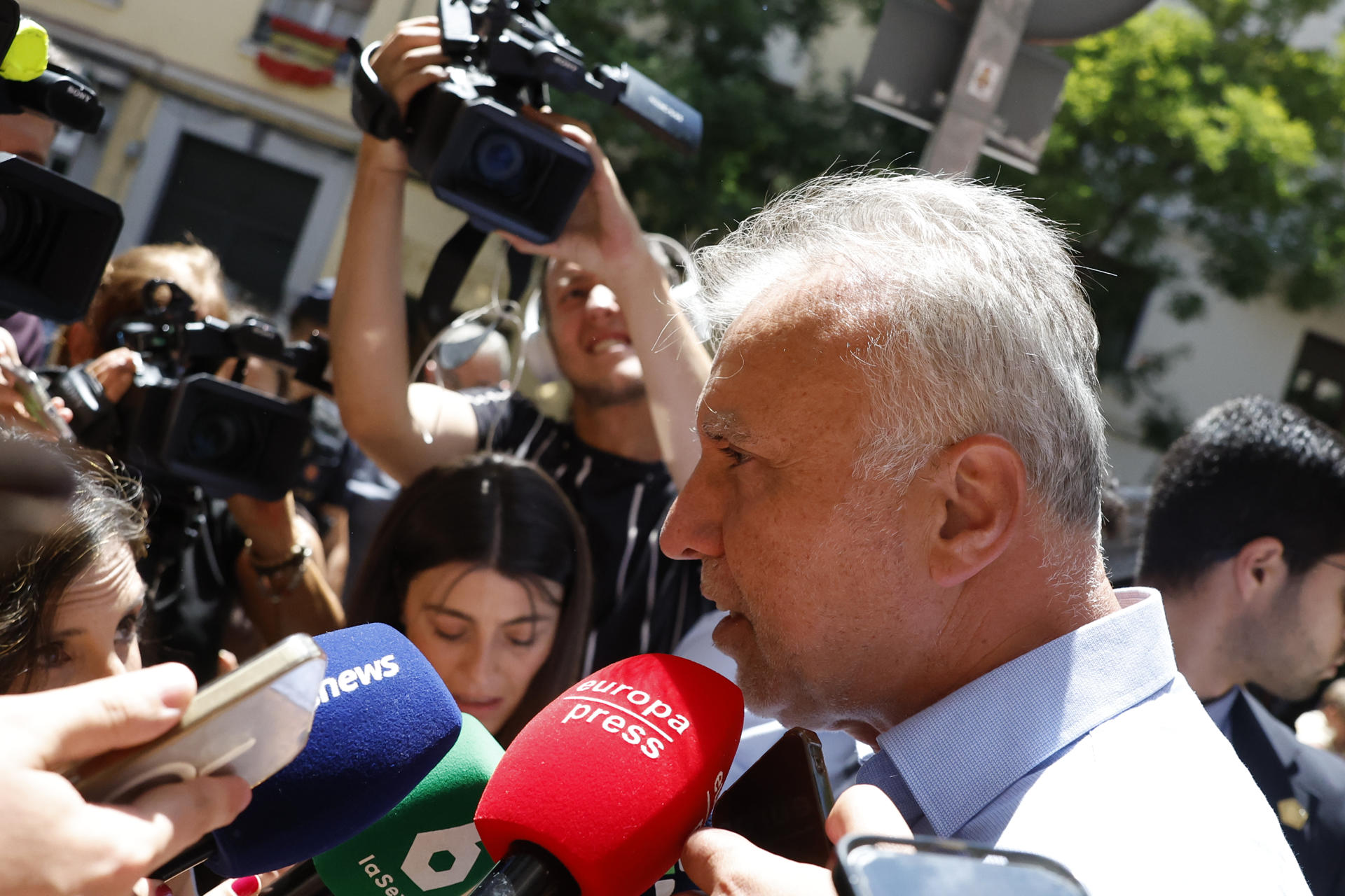 El ministro de Política Territorial y Memoria Democrática, Ángel Víctor Torres, ofrece declaraciones a su salida de la sede del PSOE en la madrileña calle de Ferraz, donde este sábado tiene lugar el Comité Federal del PSOE. EFE/ Javier Lizón