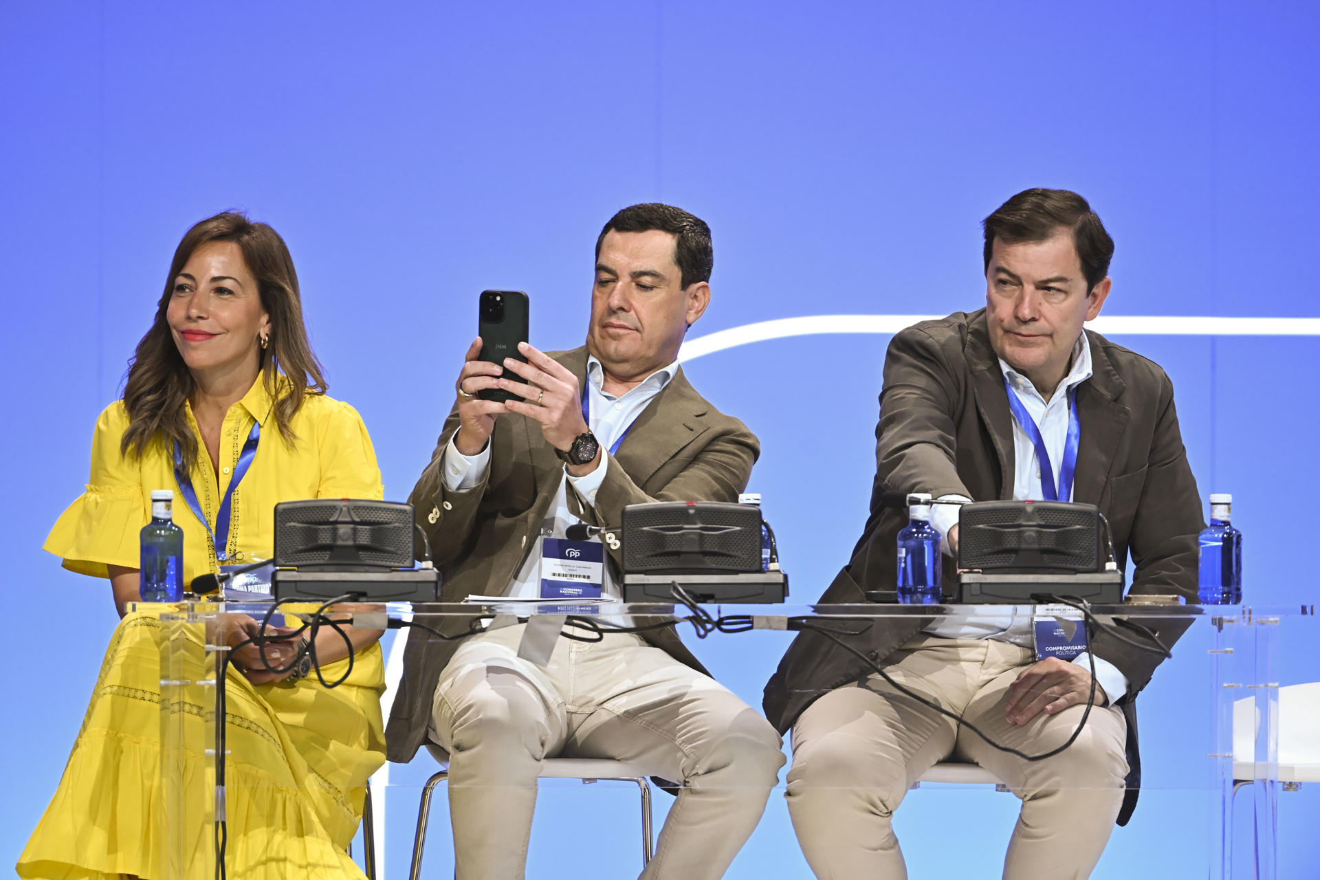 La alcaldesa de Zaragoza, Natalia Chueca (i), el presidente de la Junta de Andalucía, Juan Manuel Moreno Bonilla (c) y el presidente de la Junta de Castilla y León, Alfonso Fernández, durante la segunda jornada del Congreso del partido, en la que Feijóo será reelegido presidente de la formación y en la que se aprobarán las dos ponencias, la hoja de ruta del partido de cara a la conquista de La Moncloa, este sábado. EFE/ Fernando Villar
