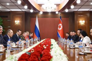 Las delegaciones de Rusia y Corea del Norte este 12 de julio en Wonsan. EFE/EPA/RUSSIAN FOREIGN MINISTRY HANDOUT HANDOUT EDITORIAL USE ONLY/NO SALES