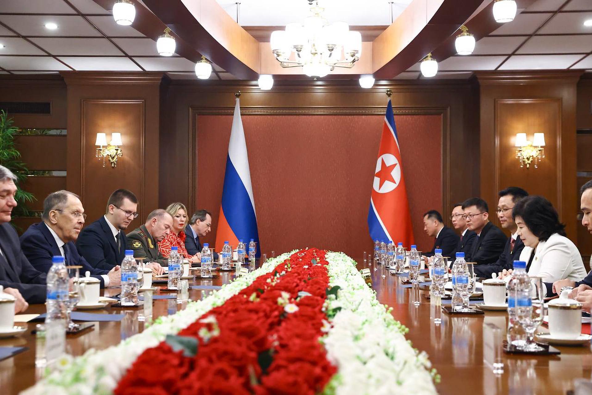 Las delegaciones de Rusia y Corea del Norte este 12 de julio en Wonsan. EFE/EPA/RUSSIAN FOREIGN MINISTRY HANDOUT HANDOUT EDITORIAL USE ONLY/NO SALES