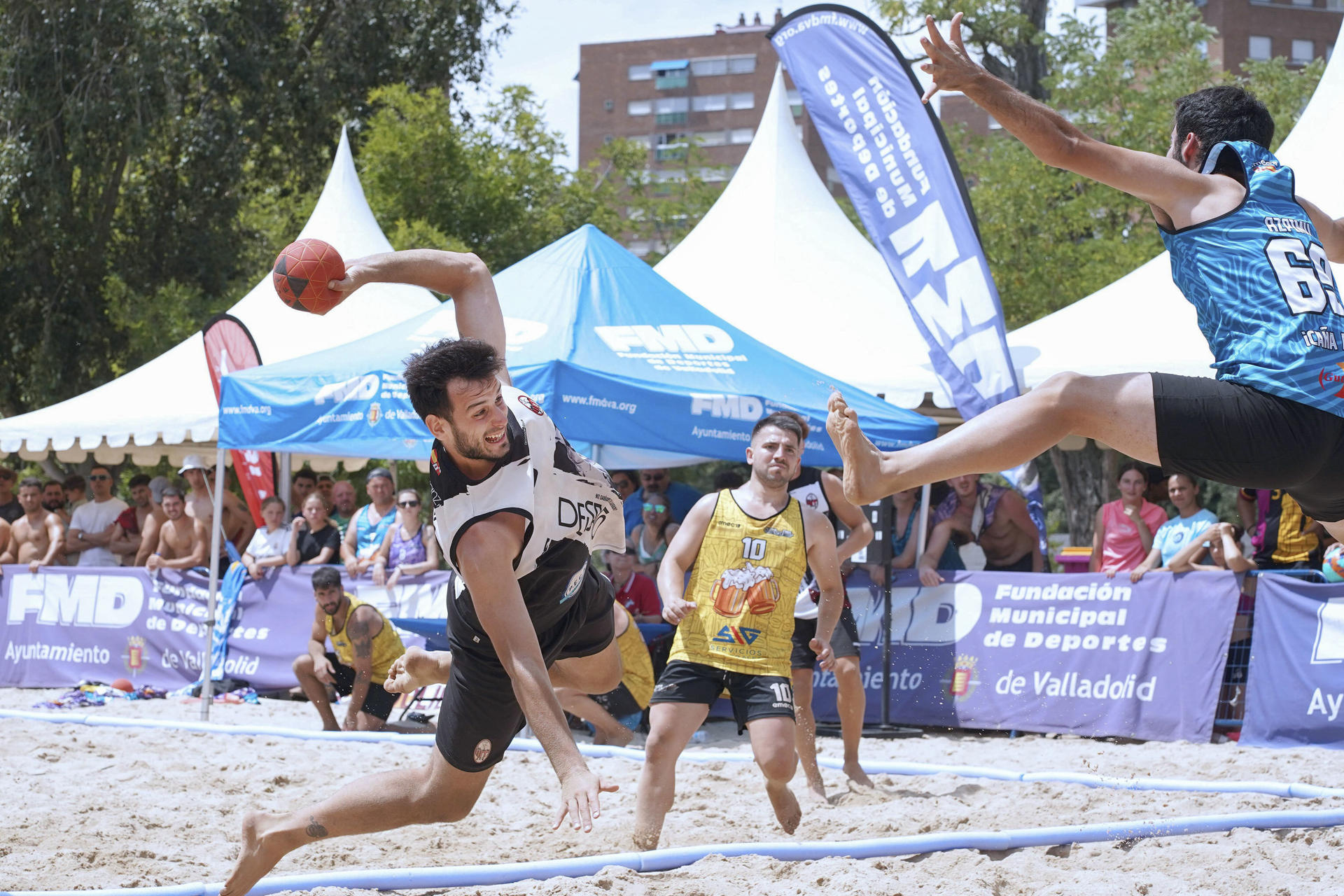 Álvaro Martínez, jugador del equipo vallisoletano AC Kaló, durante el torneo Arena Ciudad de Valladolid, en el que participaron 41 equipos de España y Francia, este martes. EFE/ Inés Morencia