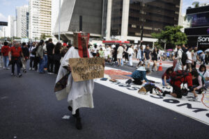 Personas participan en una manifestación contra el proyecto de ley de licencias ambientales este domingo, en Sao Paulo (Brasil). EFE/ Isaac Fontana