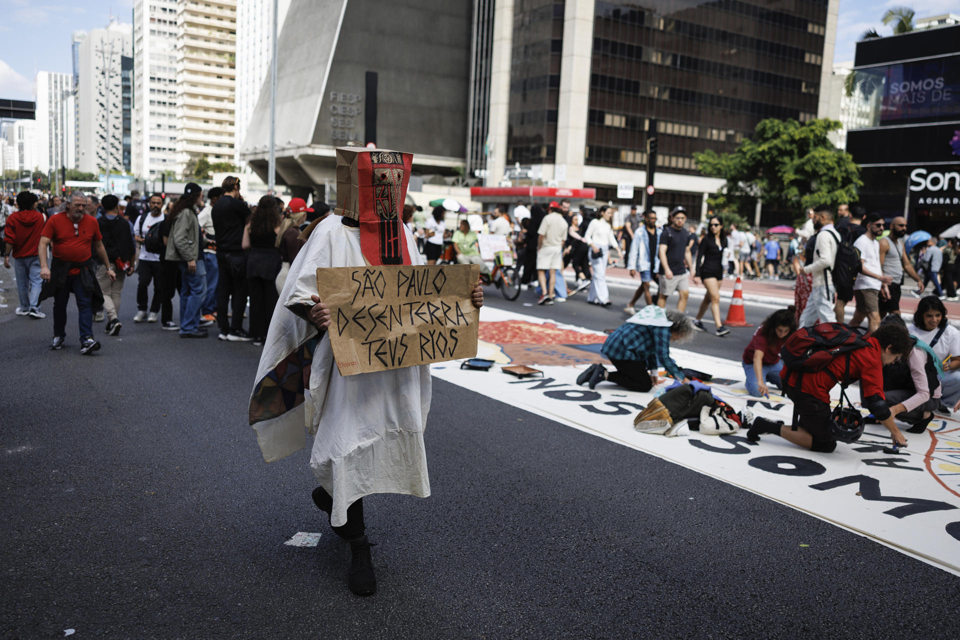 Personas participan en una manifestación contra el proyecto de ley de licencias ambientales este domingo, en Sao Paulo (Brasil). EFE/ Isaac Fontana