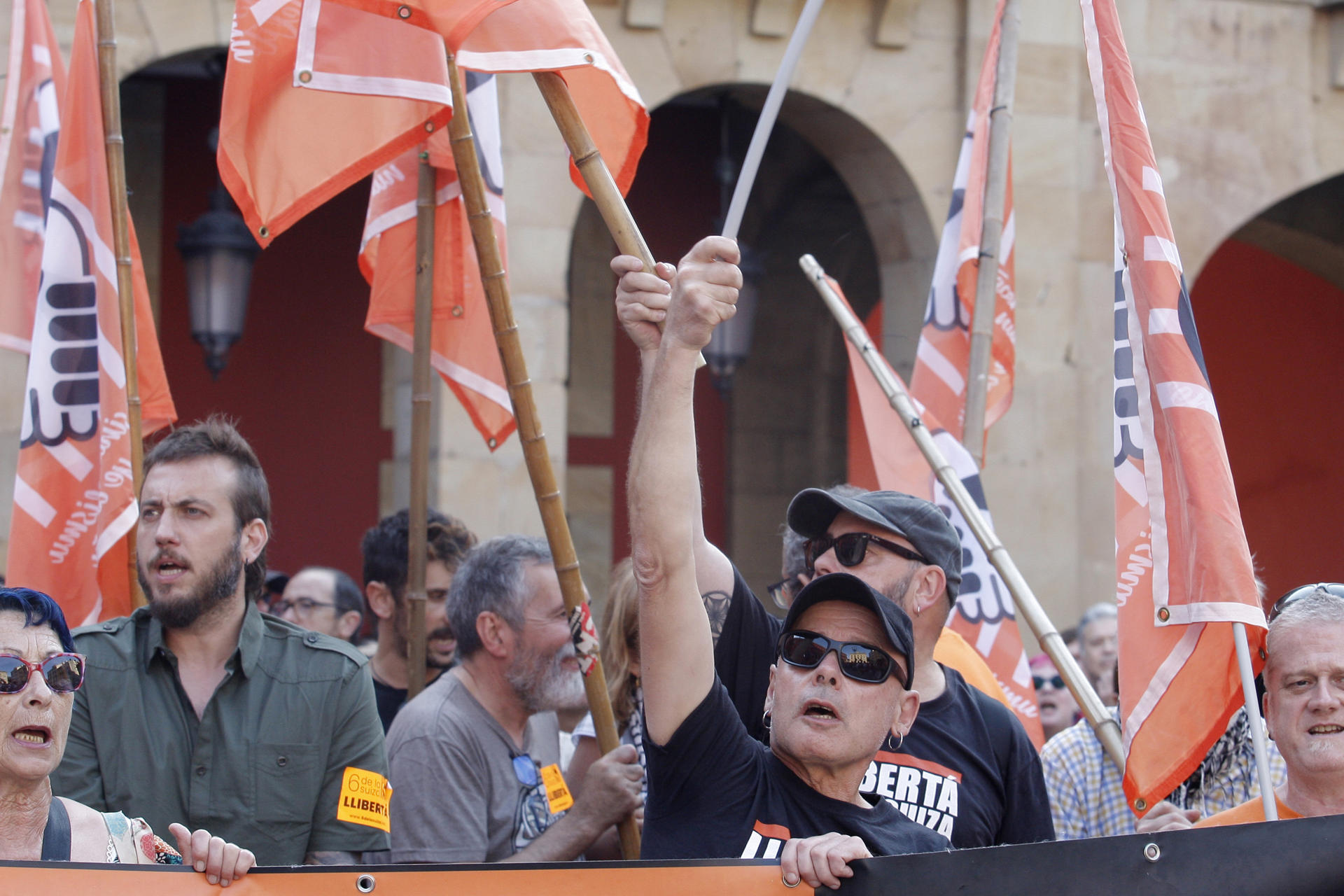 Cientos de personas se han concentrado este jueves en Gijón para reclamar la puesta en libertad de las seis sindicalistas conocidas como las 'Seis de la Suiza' que este jueves han ingresado en el Centro Penitenciario de Asturias para cumplir una pena individual de tres años y medio de prisión por coacciones al propietario de una pastelería. Organizaciones del grupo de apoyo a las sindicalistas vinculadas a la CNT, cinco mujeres y un hombre, han sido los artífices de esta protesta para rechazar unas condenas que consideran un despropósito por buscar coaccionar las protestas sociales y limitar las acciones de los sindicatos. EFE/ Juan González