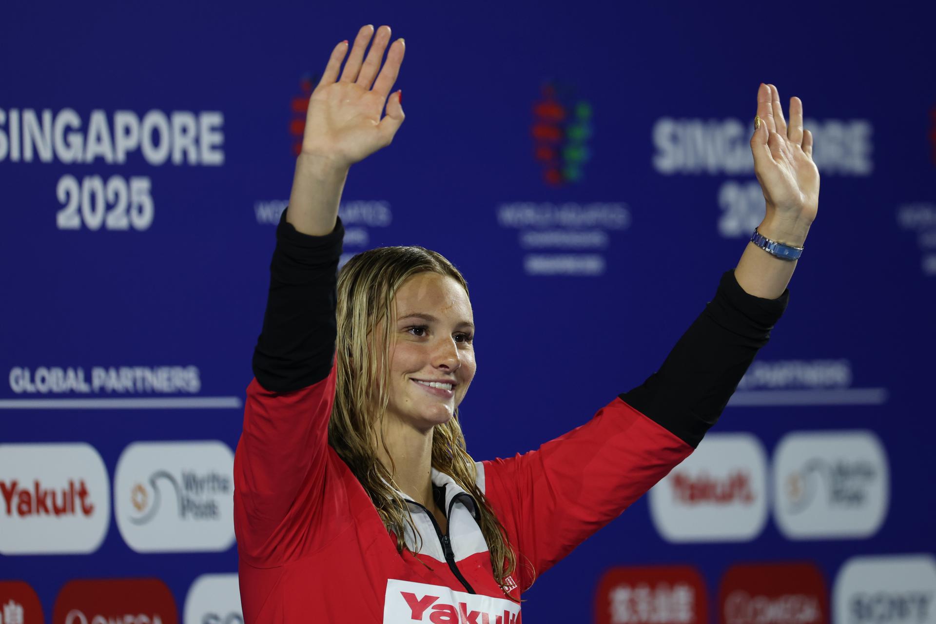 La canadiense Summer McIntosh celebra su victoria en la final de los 400 libre de los Mundiales de Singapur. EFE/EPA/FAZRY ISMAIL