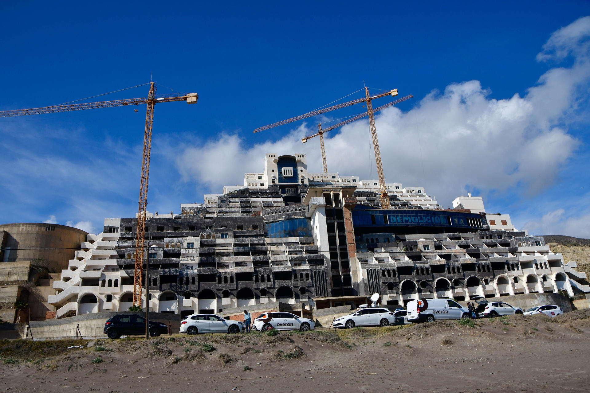 Imagen del hotel ubicado en la playa de El Algarrobico, en Carboneras (Almería). EFE / Carlos Barba