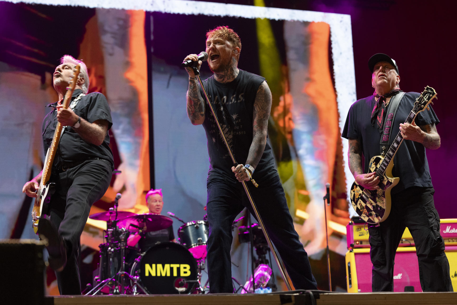 La banda de punk británica Sex Pistols durante el concierto que ha ofrecido hoy jueves en el Parc del Fórum, incluido en la segunda jornada del Festival Cruilla que se celebra en Barcelona. EFE/Marta Pérez