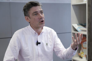El escritor colombiano Antonio García Ángel habla durante una entrevista con EFE, en Bogotá (Colombia). EFE/ Carlos Ortega
