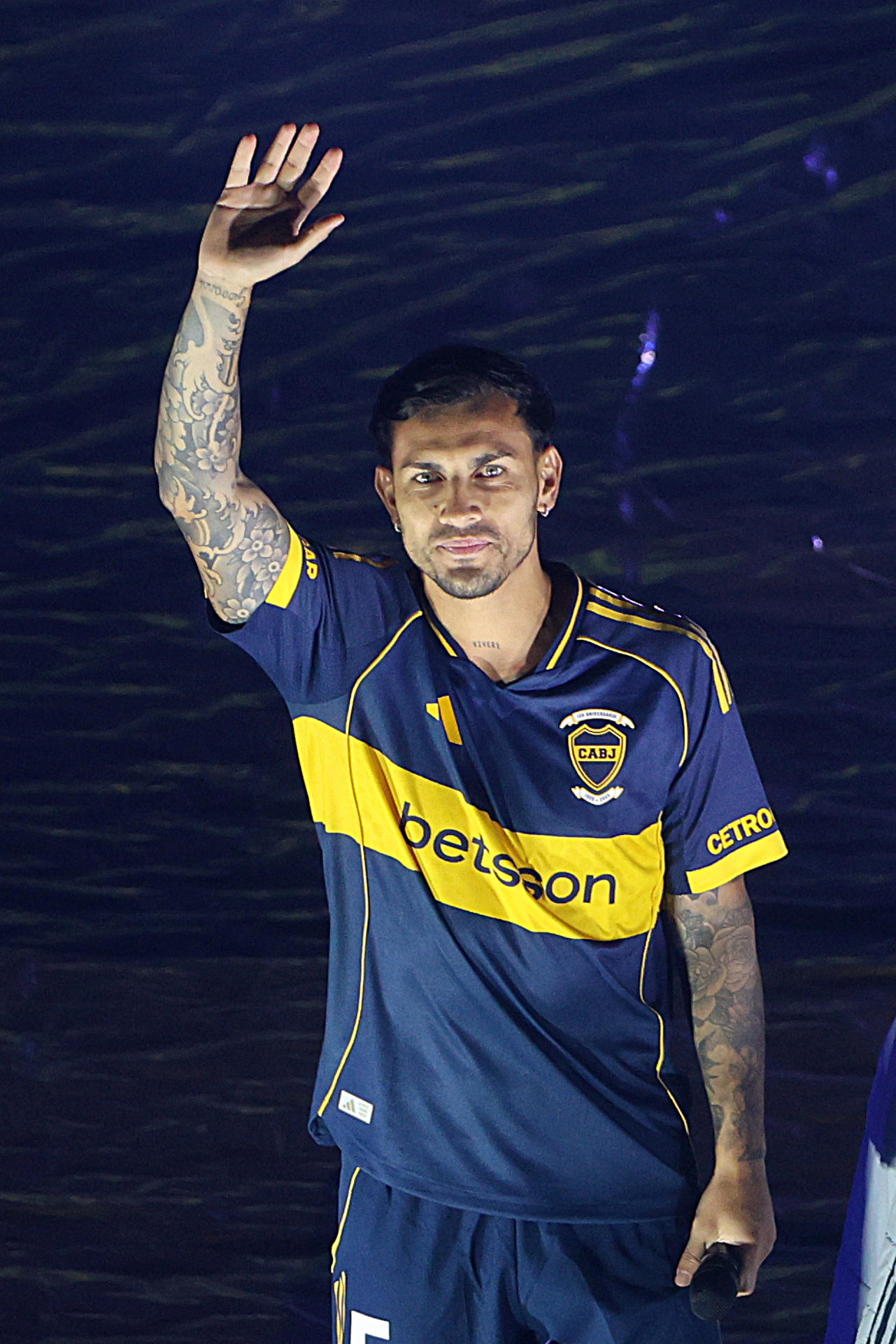 El futbolista argentino Leandro Paredes saluda durante su presentación como nuevo jugador de Boca Juniors. EFE/Matías Martín Campaya