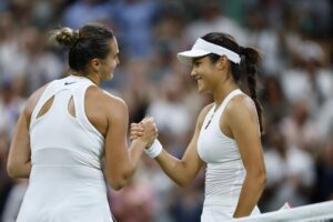 Aryna Sabalenka y Emma Raducanu se saludan al final del partido entre ambas de la tercera ronda de Wimbledon. (Tenis, Bielorrusia, Reino Unido) EFE/EPA/TOLGA AKMEN