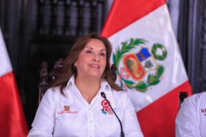 Fotografía cedida este domingo por la Presidencia de Perú de la presidenta de Perú, Dina Boluarte, durante una presentación de un proceso de formalización minera. EFE/ Presidencia de Perú