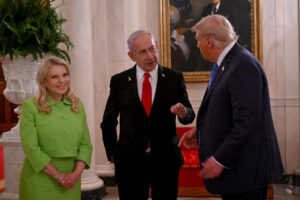 El presidente de Estados Unidos, Donald Trump (d), se reúne con el primer ministro de Israel, Benjamín Netanyahu (c), y su esposa Sara Netanyahu (i) este martes, en la Casa Blanca, Washington (EEUU). EFE/ Avi Ohayon Gpo