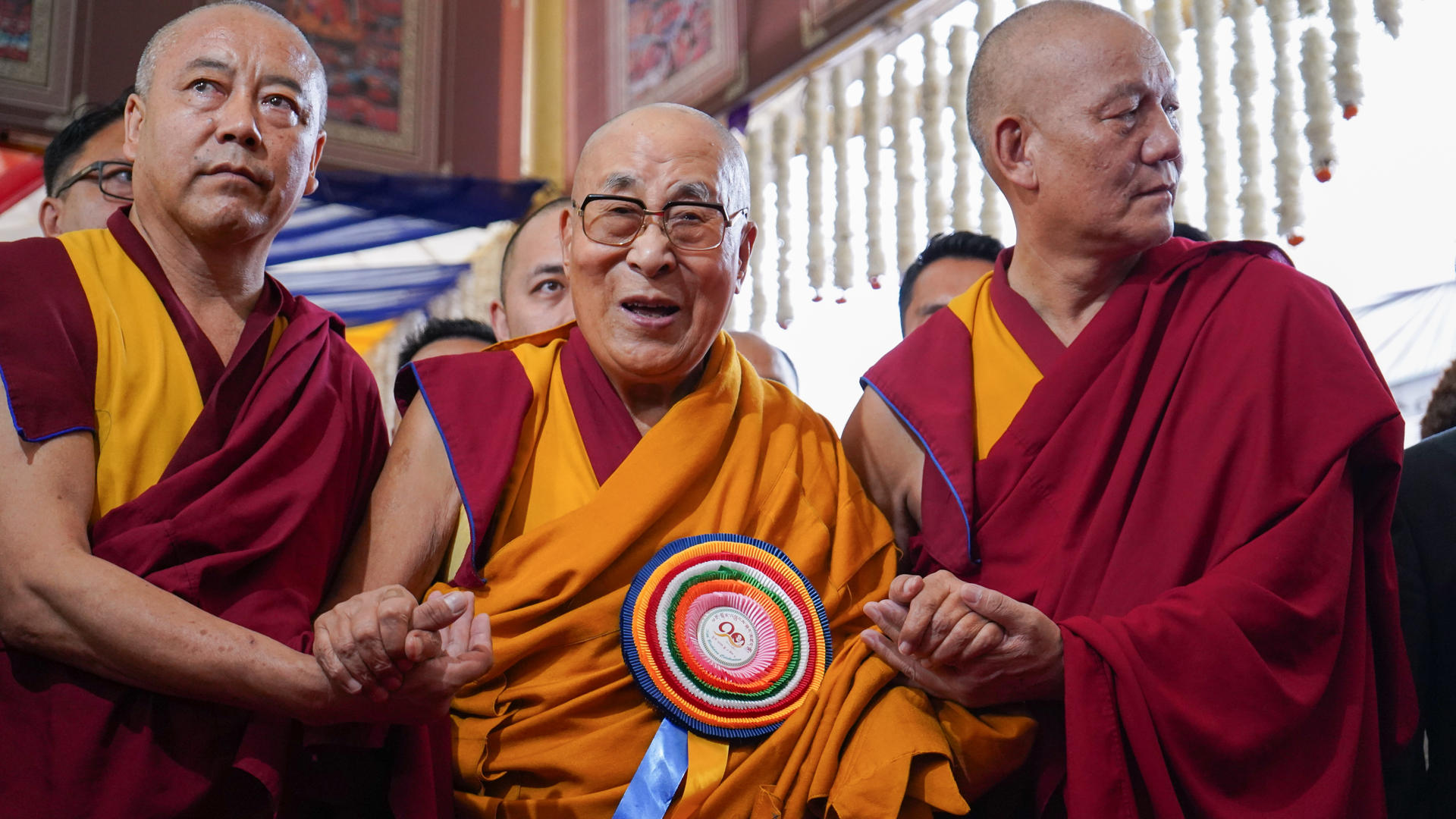 El dalái lama celebró este domingo su 90 cumpleaños con una gran ceremonia en Dharamshala donde, arropado por miles de fieles, dejó a un lado la tensión geopolítica de la semana para ofrecer un discurso centrado en la compasión y la gratitud. EFE/ Lucía Goñi
