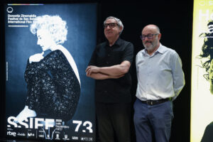 El director del Festival de Cine de San Sebastián, Jose Luis Rebordios (d), y el fotógrafo, Manuel Outumuro (2d), presentan este miércoles los carteles de las diferentes secciones de su 73 edición, entre ellos el oficial obra del fotógrafo gallego y protagonizado este año por la actriz Marisa Paredes. EFE/Juan Herrero.