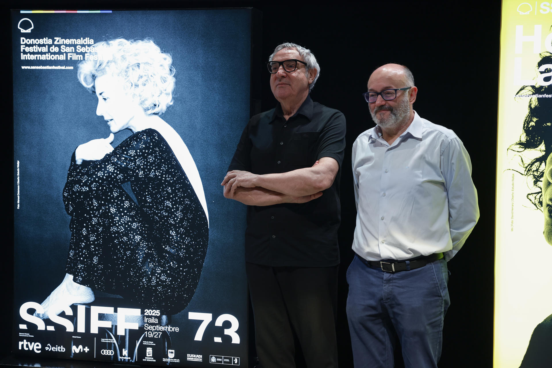 El director del Festival de Cine de San Sebastián, Jose Luis Rebordios (d), y el fotógrafo, Manuel Outumuro (2d), presentan este miércoles los carteles de las diferentes secciones de su 73 edición, entre ellos el oficial obra del fotógrafo gallego y protagonizado este año por la actriz Marisa Paredes. EFE/Juan Herrero.
