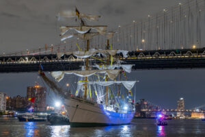 Fotografía del 17 de mayo de 2025 del buque-escuela mexicano Cuauhtémoc junto al puente de Brooklyn, en Nueva York (EE.UU.). EFE/ Angel Colmenares