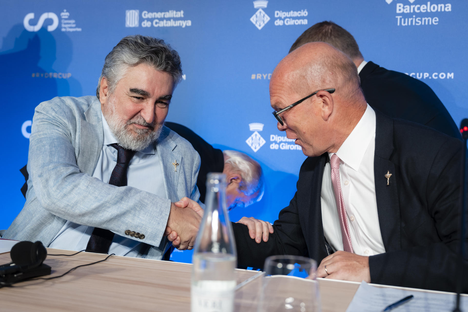 El director general de Ryder Cup Europe, Guy Kinnings (d), y el presidente del Consejo Superior de Deportes, José Manuel Rodríguez Uribes (i), durante la rueda de prensa en la que se han explicado los detalles de la organización en 2031 del torneo de la Ryder Cup en el campo Camiral de Caldes de Malavella (Girona). EFE/David Borrat.