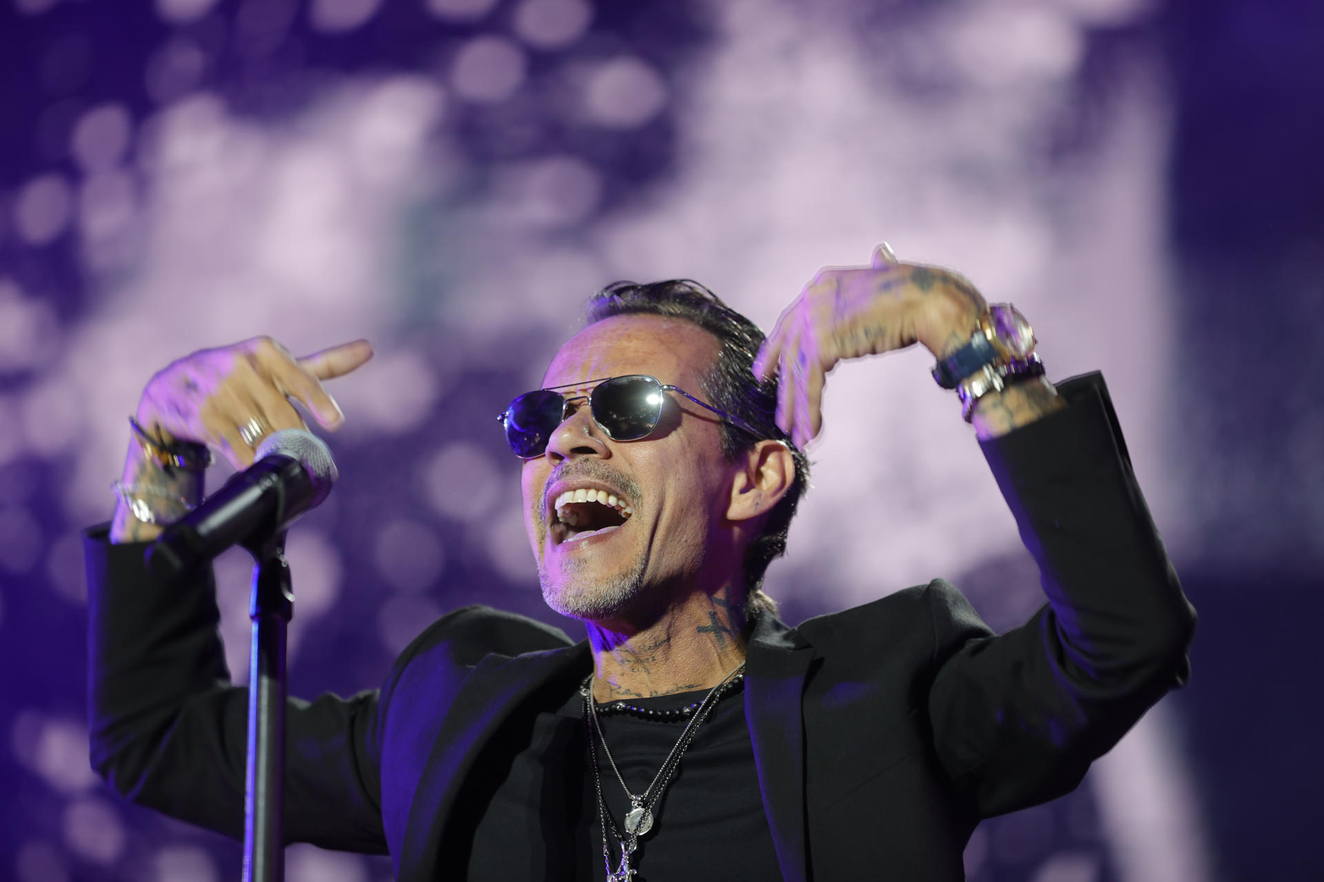 El músico y cantante estadounidense Marc Anthony durante el concierto que ha ofrecido hoy domingo en el Muelle de la Batería, en A Coruña, incluido en su gira ´En Vivo´. EFE/Cabalar.