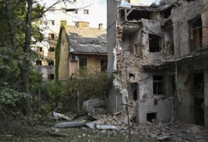Imagen de los daños provocados por un ataque ruso con drones a un edificio residencial en Leópolis, Ucrania, el 12 de julio de 2025.EFE/EPA/MYKOLA TYS