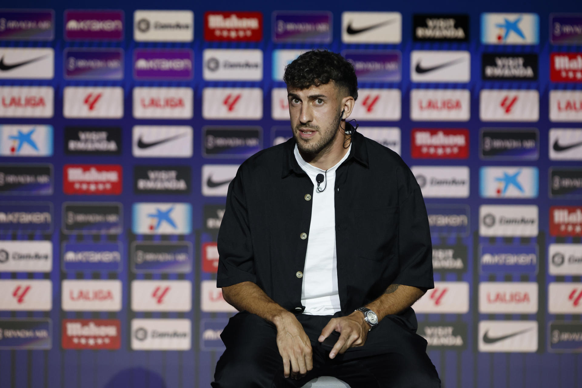 El lateral izquierdo italiano Matteo Ruggeri durante su presentación como nuevo jugador del Atlético de Madrid, en el estadio Metropolitano de Madrid. EFE/ Mariscal