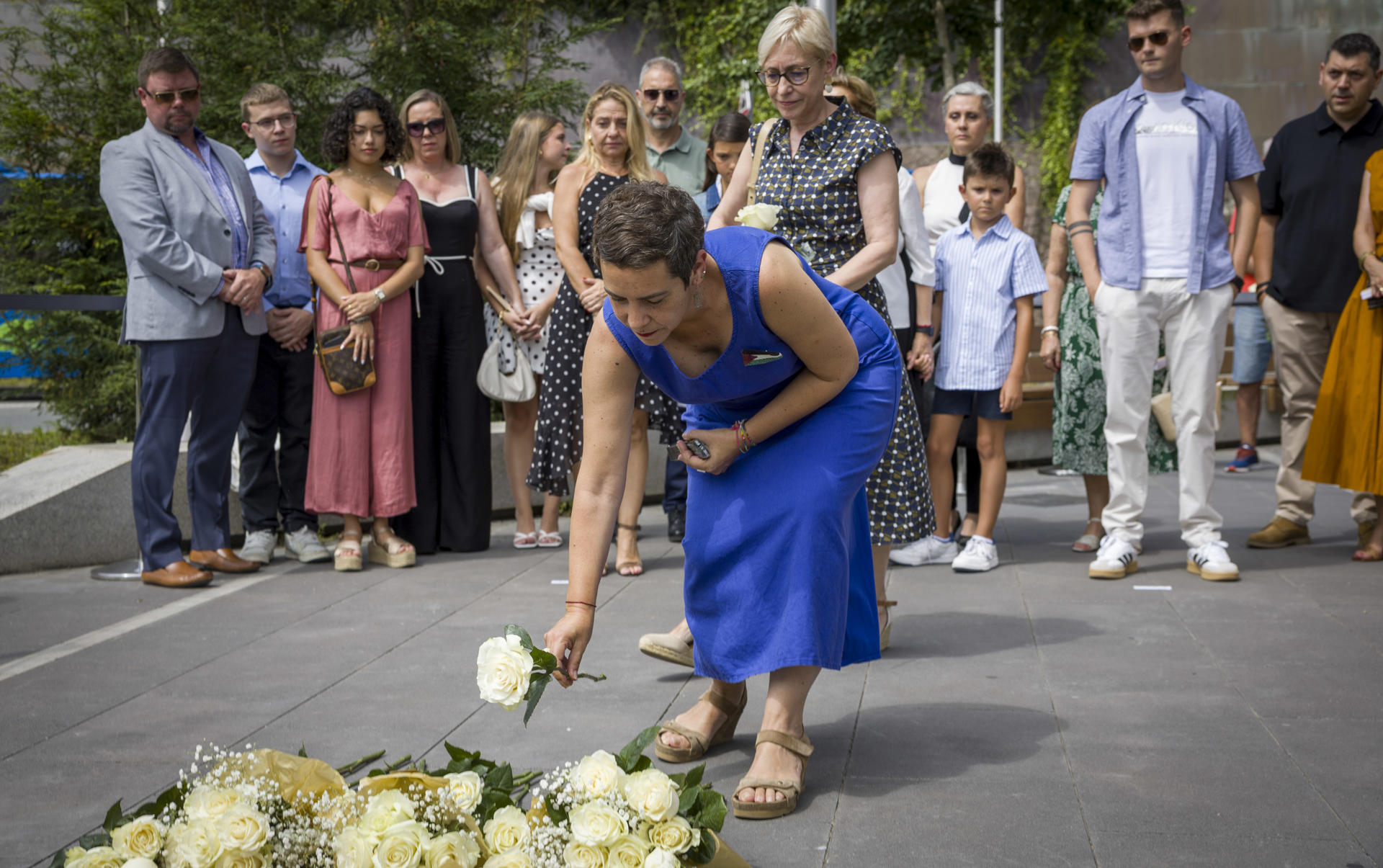 La edil de EH Bildu en San Sebastián, Itziar Iturri, ha participado este sábado junto a la corporación municipal en la colocación tres nuevas placas en memoria de sendos policías nacionales asesinados por ETA en un acto al que han acudido familiares de las víctimas. EFE/Javier Etxezarreta