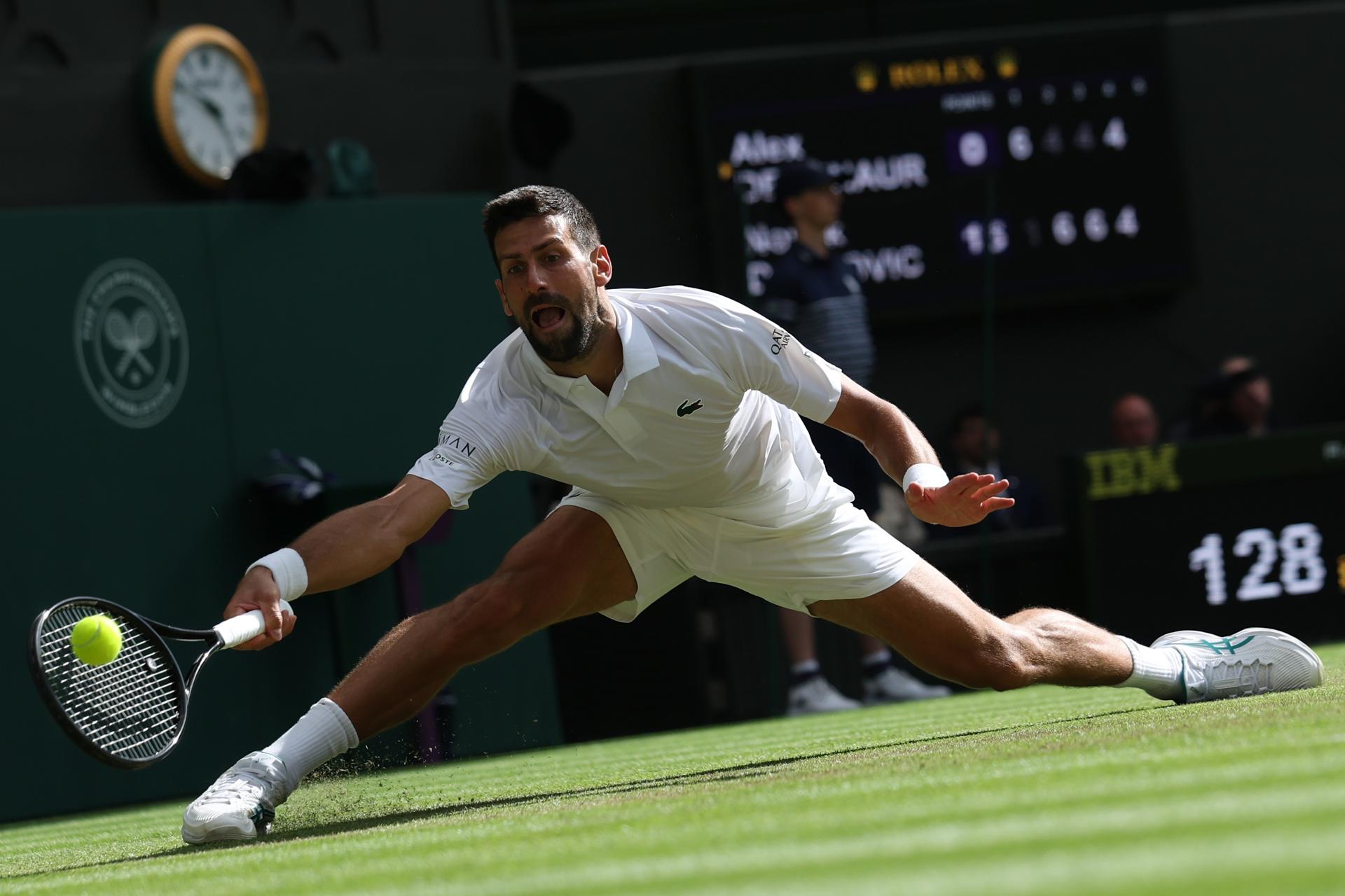 El serbio Novak Djokovic (d) durante su partido ante el australiano Alex de Minaur (i) correspondiente a los octavos de final de Wimbledon. EFE/EPA/NEIL HALL EDITORIAL USE ONLY