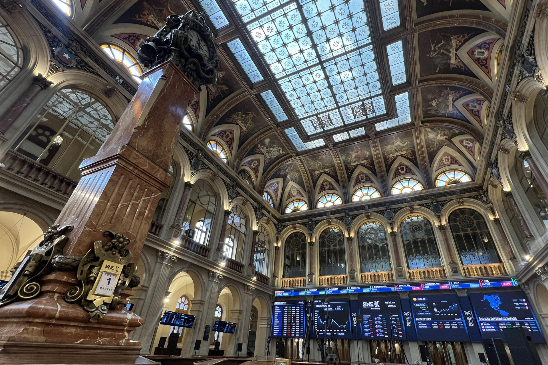 Imagen de este martes de la Bolsa de Madrid, que cierra plana, con una leve caída del 0,03 % y se aleja de los 14.000 puntos, hasta situarse en los 13.987,4 enteros. EFE/ Altea Tejido