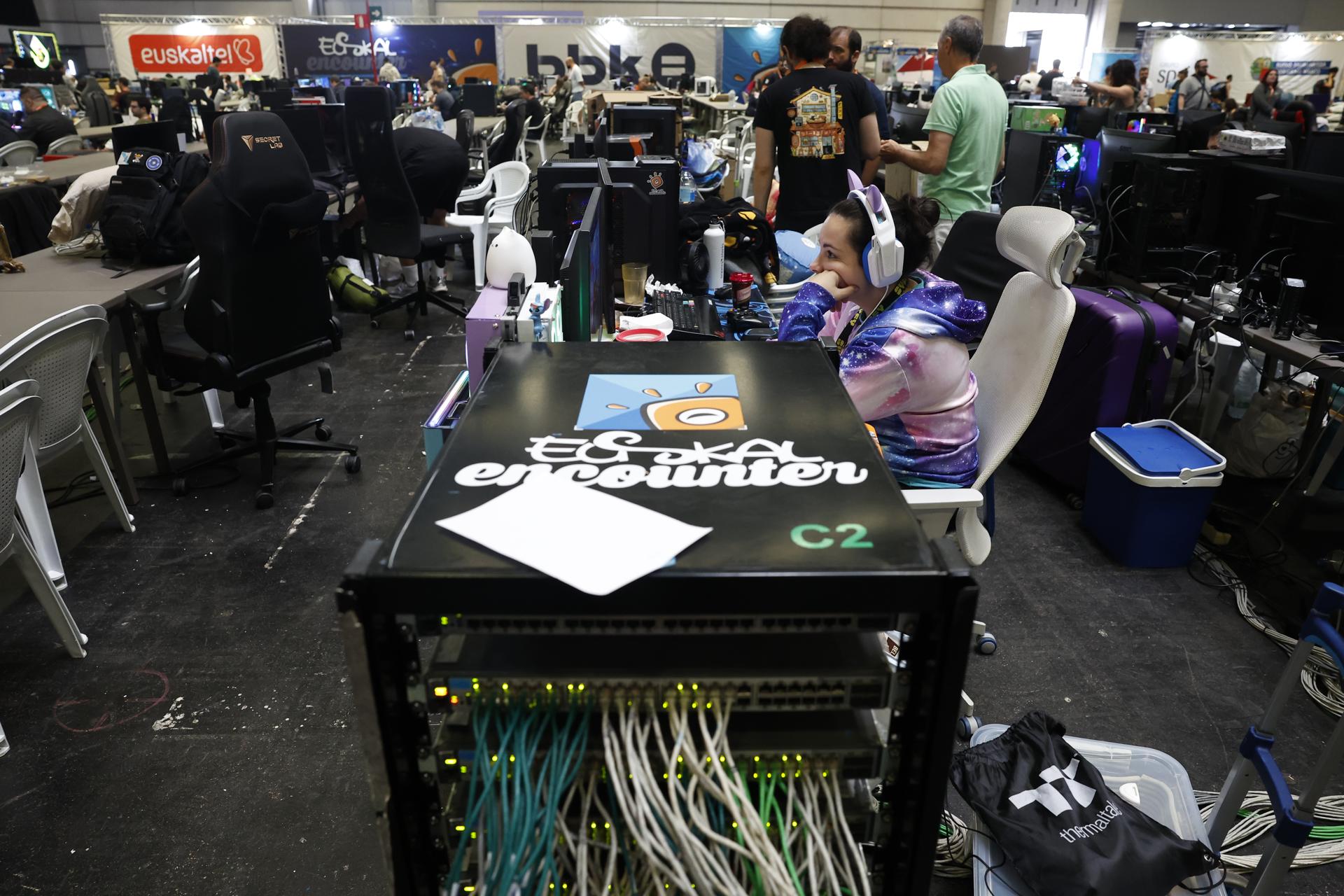 Los cerca de 5.000 entusiastas de la tecnología que han participado desde el pasado jueves en la 33 edición de la Euskal Encounter en el BEC de Barakaldo, apuran las horas de la última jornada y aprovechan para recoger sus pertenencias. EFE/Miguel Toña