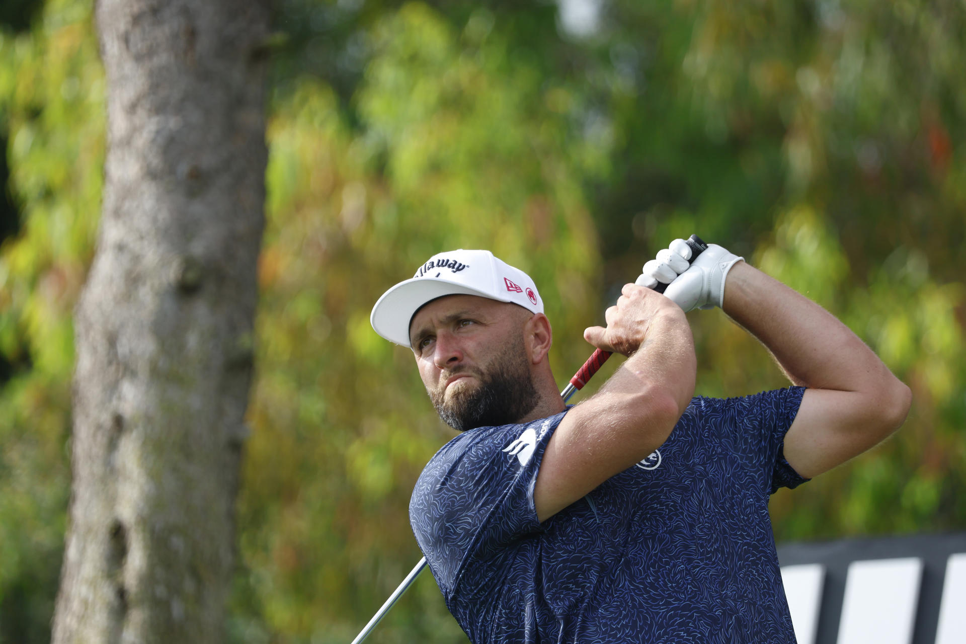 El jugador español Jon Rahm del equipo LEGION XIII lanza su bola en la salida del hoyo 8, este jueves en el campo de Valderrama en San Roque (Cádiz), donde mañana viernes comenzará la tercera edición del LIV Golf Andalucía 2025, el circuito de golf financiado por Arabia Saudí.EFE/A.Carrasco Ragel.
.
