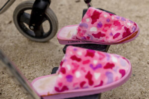 Imagen de archivo de unas zapatillas de mujer sobre una silla de ruedas. EFE/ Daniel González