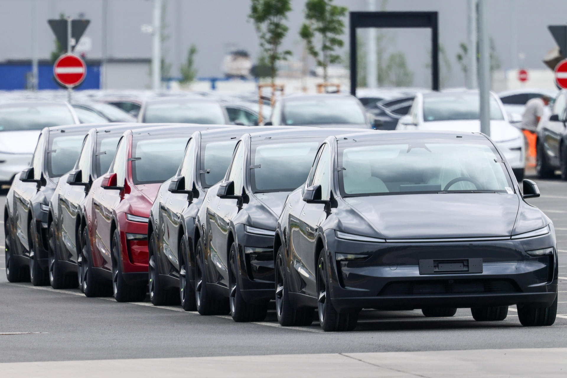 Fotografía de archivo de autos nuevos en un estacionamiento frente a la fábrica alemana del fabricante estadounidense Tesla en Gruenheide, Berlín (Alemania). EFE/EPA/ Hannibal Hanschke ARCHIVO