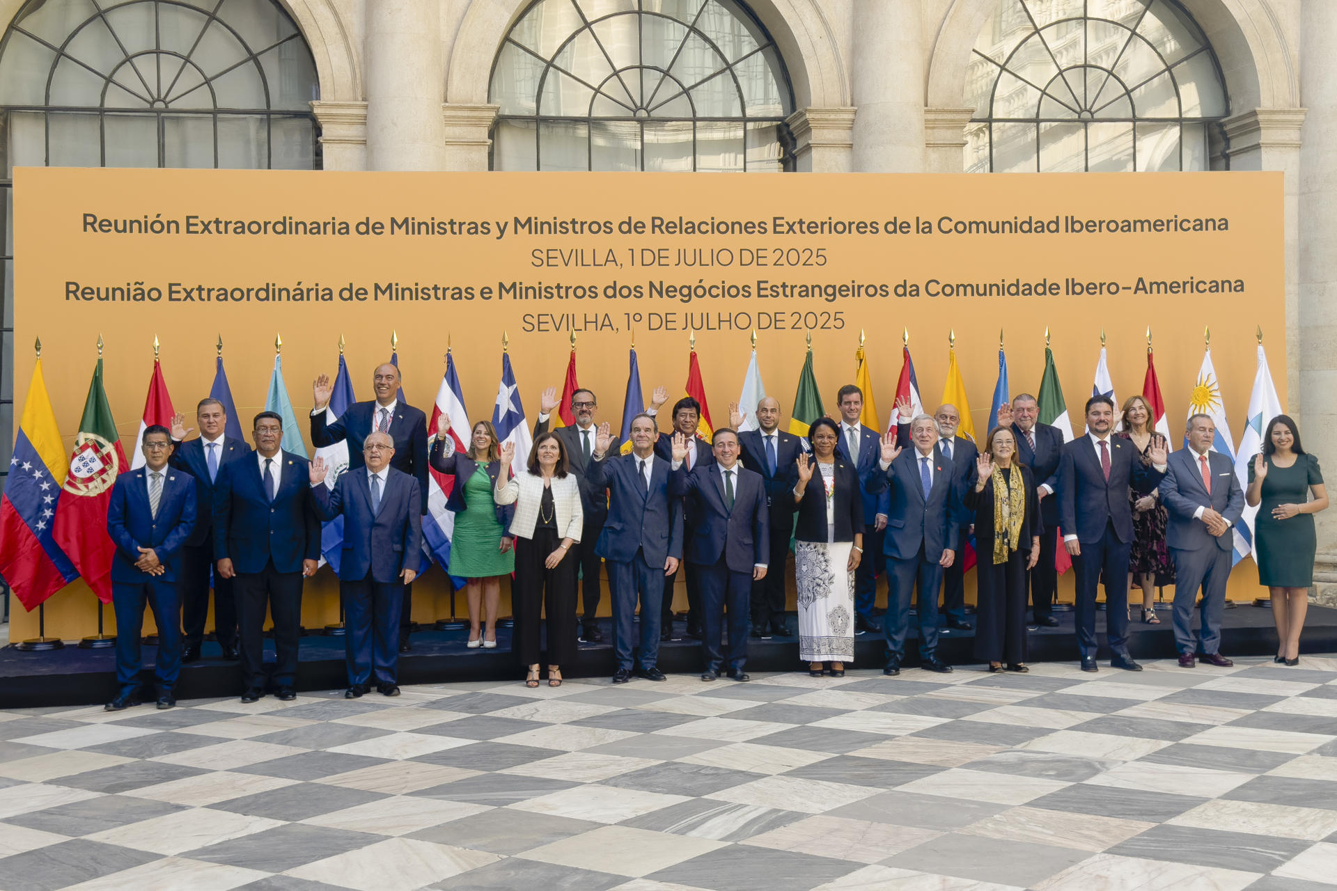 El ministro de Asuntos Exteriores, José Manuel Albares (c) en fotografía de familia en el inicio de la primera reunión extraordinaria de ministros de Relaciones Exteriores de la Comunidad Iberoamericana y con motivo de la Cumbre Iberoamericana que tendrá lugar en Madrid en 2026, este martes en el Archivo de Indias en Sevilla. EFE/David Arjona
