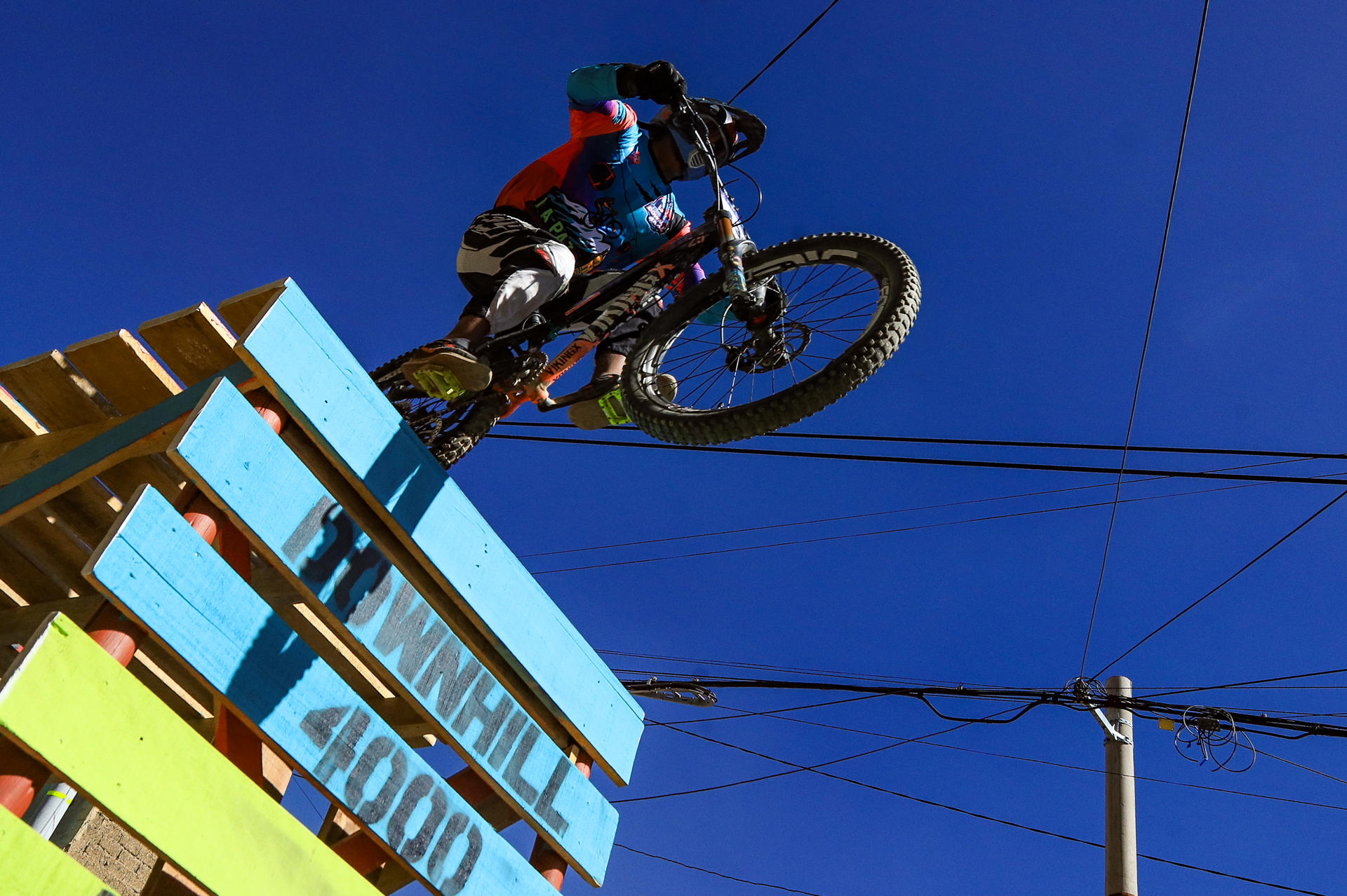 Un ciclista participa del Challenge Downhill 4.000 en La Paz (Bolivia). EFE/Gabriel Márquez