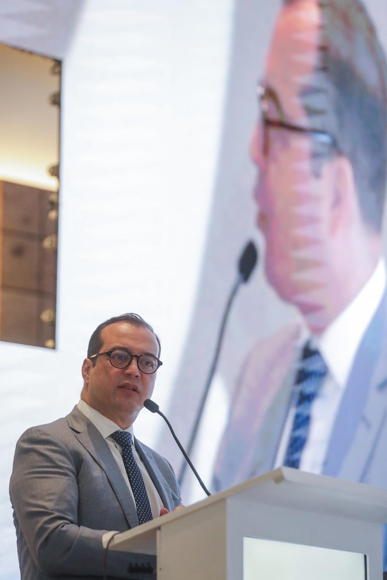 El subsecretario de Economía, Luis Rosendo Gutiérrez, habla durante la conmemoración por los 75 años de la AMIIF, este miércoles en Ciudad de México (México). EFE/ Isaac Esquivel