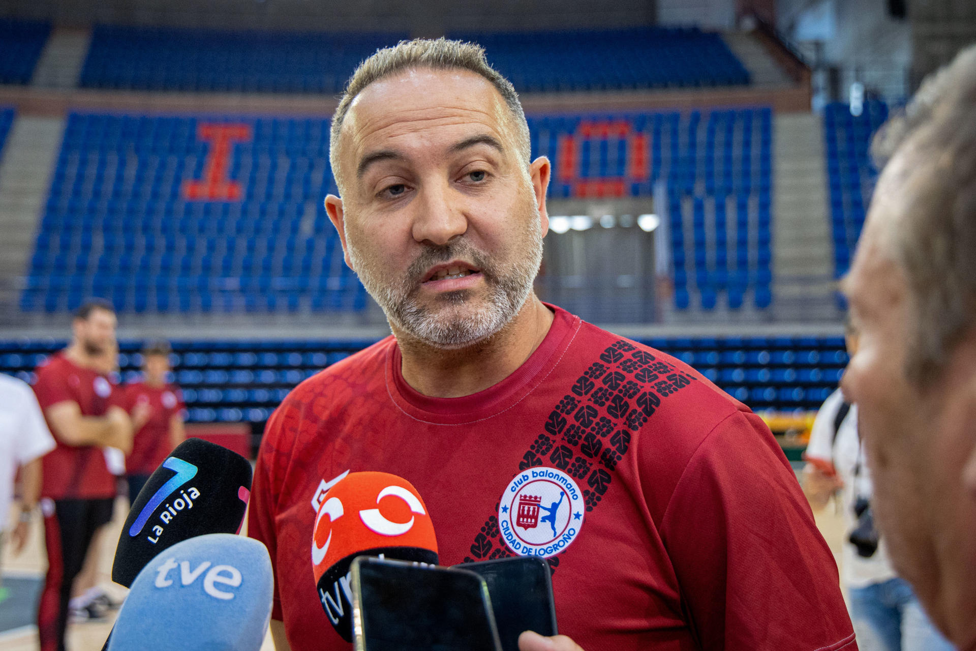 El técnico Miguel Ángel Velasco en un momento de la presentación de la plantilla del Club Balonmano Ciudad de Logroño para la temporada 2025-2026, este lunes en el Palacio de los Deportes. EFE/Raquel Manzanares