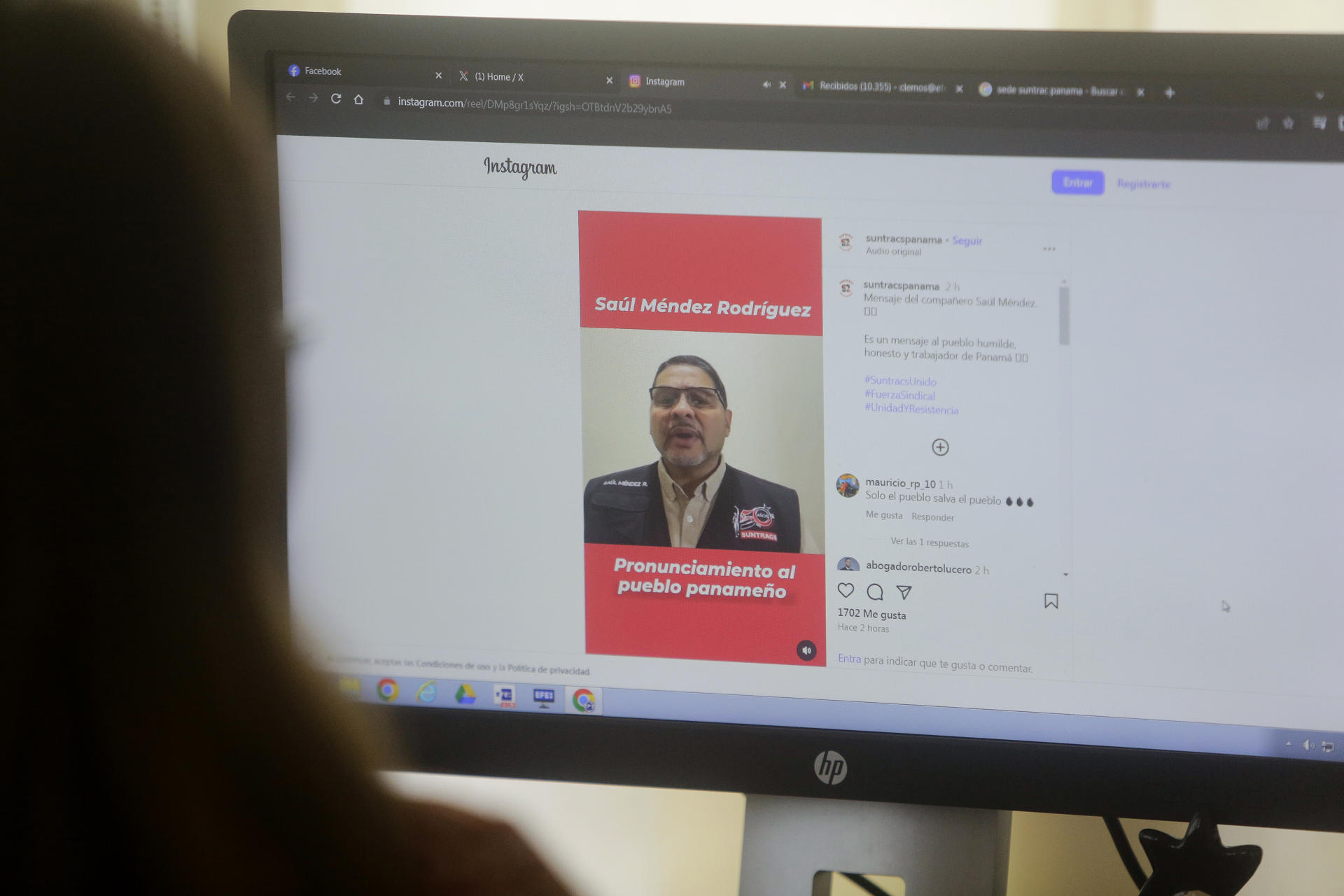 Una persona observa en una pantalla una imagen del líder sindical panameño Saúl Méndez este lunes, en Ciudad de Panamá (Panamá). EFE/ Carlos Lemos