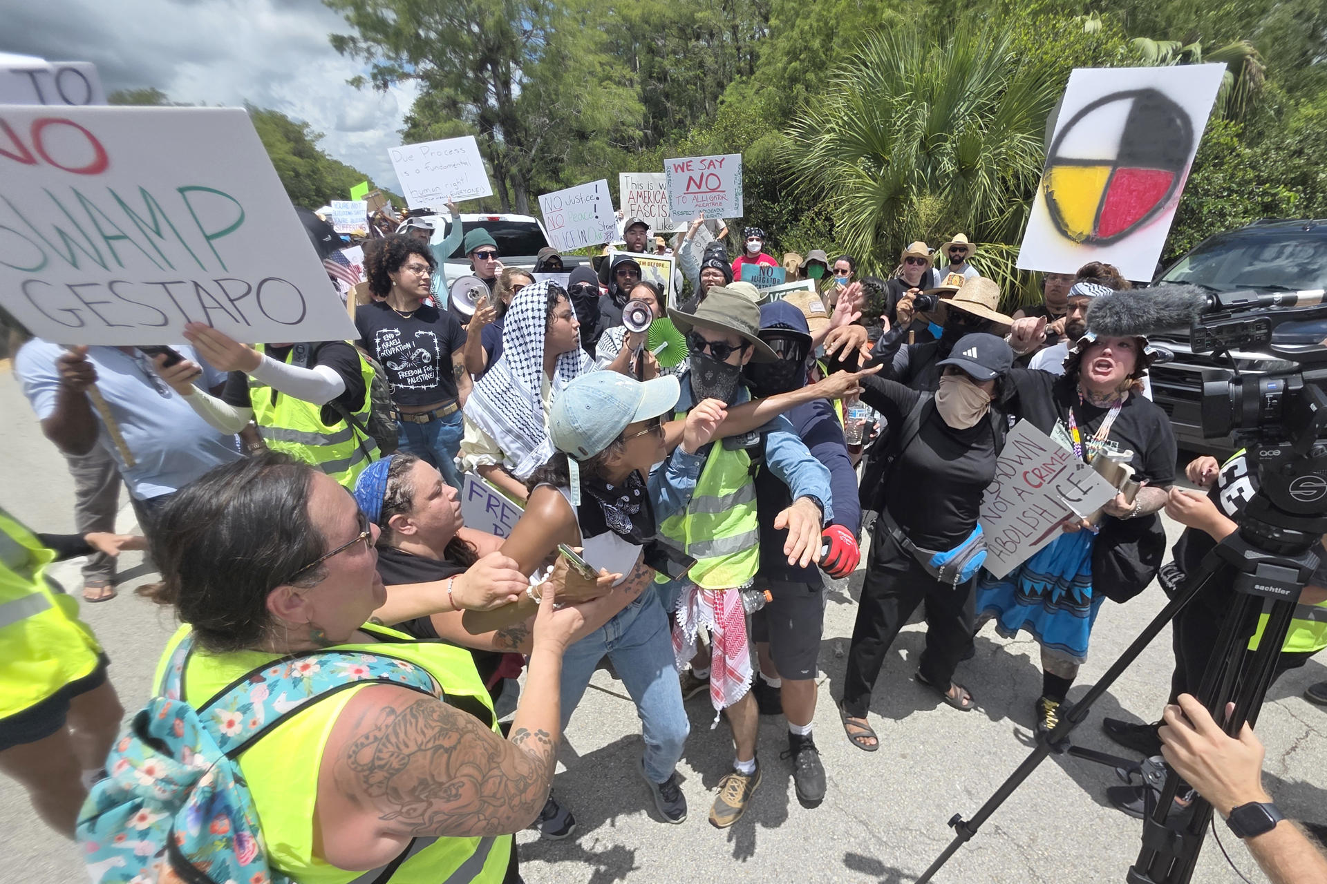 Personas se manifiestan durante una protesta junto al centro de detención para migrantes 'Alligator Alcatraz' este martes, en Ochopee (Estados Unidos). EFE/ Alberto Boal