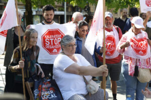 Integrantes de la plataforma Stop Desahucios ofrecen una convocatoria de prensa este jueves ante el Juzgado de Instrucción nº 1 de San Sebastián, para denunciar una sentencia que ordena el desalojo de una familia de Errenteria (Gipuzkoa). EFE/Juan Herrero