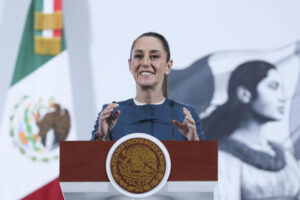 La presidenta de México, Claudia Sheinbaum, participa en una rueda de prensa este lunes, en el Palacio Nacional, en Ciudad de México (México). EFE/ Mario Guzmán