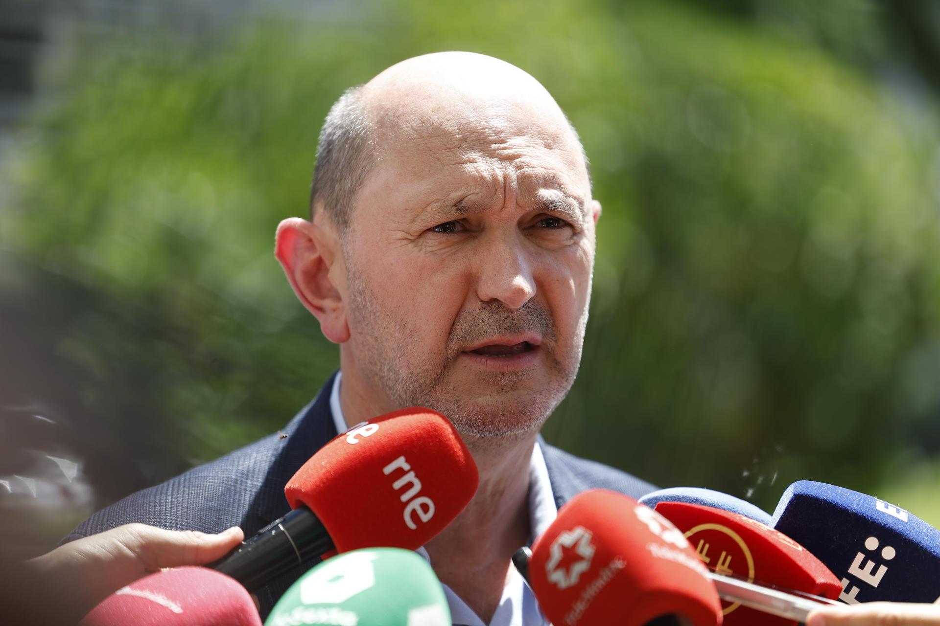 El presidente de la Real Federación Española de Fútbol, Rafael Louzán atiende a la prensa durante la presentación de una acción especial para visibilizar el apoyo al equipo nacional durante la disputa de la Eurocopa en Suiza, este jueves junto al metro Plaza de España de Madrid. EFE/ Chema Moya