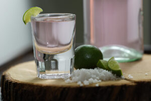 Fotografía de un vaso de 'tequila rosado' este jueves, en Guadalajara (México).  EFE/ Francisco Guasco