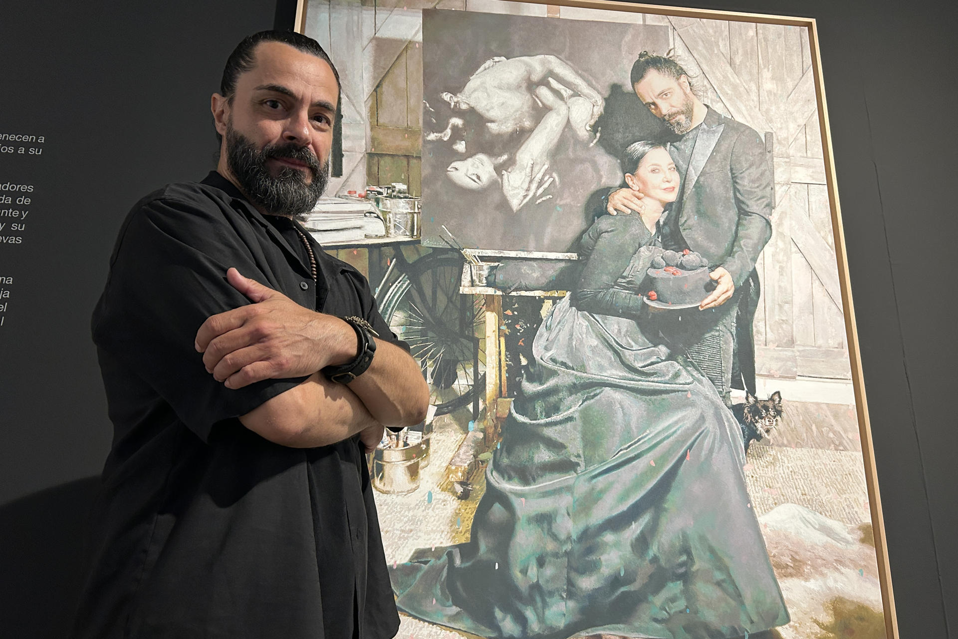 - En la casa natal de José Saramago, en Azinhaga, al norte del Lisboa, hay un gran cuadro del escritor de niño, llamado Zezito. El Nobel portugués se enamoró de la obra del autor de ese cuadro, Emilio Fornieles, un artista onubense que ahora presenta un resumen de su trayectoria vital en una exposición en su tierra. Es evidente que tener un padrino como Saramago es todo un espaldarazo para un pintor, pero no se trata de un pintor al uso, con un estilo definido, y eso se aprecia nada más entrar en la Sala de la Provincia de la Diputación de Huelva, donde este jueves se inauguró ‘Back to the roots’ -Vuelta a las raíces-, todo un homenaje a las ocho provincias andaluzas a través del retrato y la acción plástica. EFE/ Fermín Cabanillas
